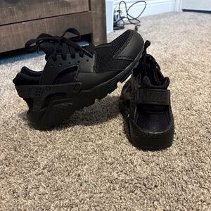 Black Nike Huaraches